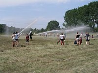 Wielką atrakcję stanowiła spontaniczna kąpiel pod strażackimi sikawkami