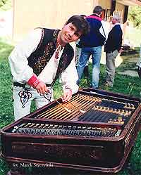 Zamapurze s�ynie z plenerowego festiwalu muzyki ludowej w Czerwonym Klasztorze. Muzycy ch�tnie demonstruj+/- techniki gry i instrumenty.