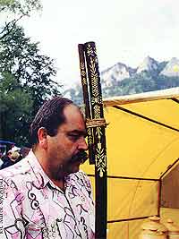 Jeden ze s�owackich rzemiePlnik�w demonstruje fujar� pastersk+/- na tle Trzech Koron, Czerwony Klasztor