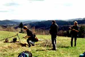 Odpoczynek w czasie w�dr�wki po Beskidzie Ma�ym. Gotujemy wod� w kocio�ku na tzw. pulp� (czyli ry�, kasz� lub makaron z warzywami), kt�r� b�dziemy potem je�� z wielkiego kot�a (fot. J. Zachara)