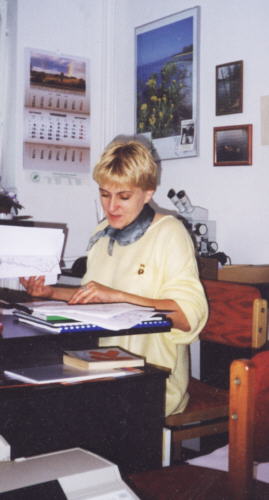 Kierownik projektu, dr Jolanta Kujawa-Pawlaczyk, przy pracy nad listą roślin Ziemi Lubuskiej. Fot. Aleksandra Gancarczyk.